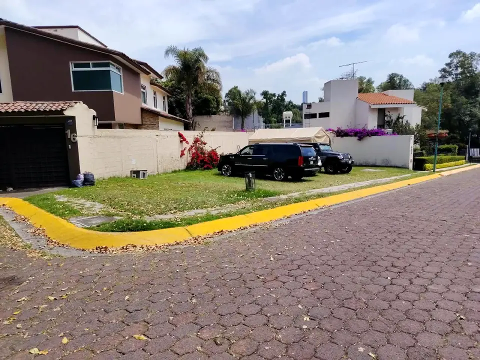 El terreno en esquina visto en diagonal desde la calle